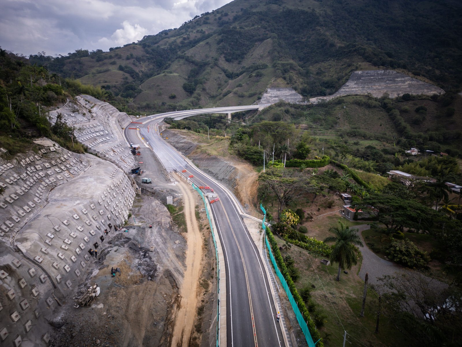 Gobernador de Antioquia insiste en habilitar tramo vial Amagá-Titiribí: ‘Es un pecado que no la estemos utilizando