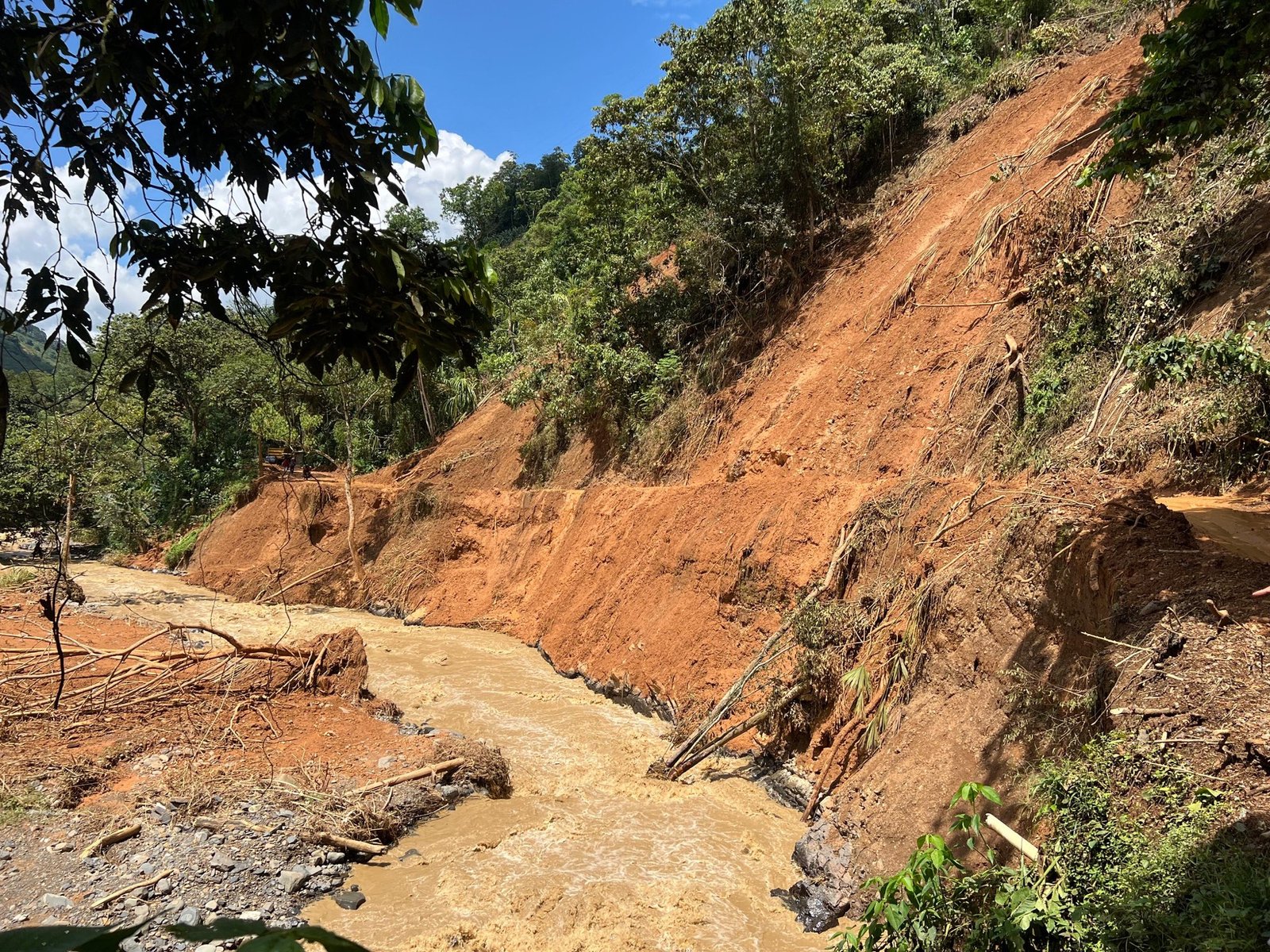 “EN EL SUROESTE SE DERRITEN LAS MONTAÑAS”