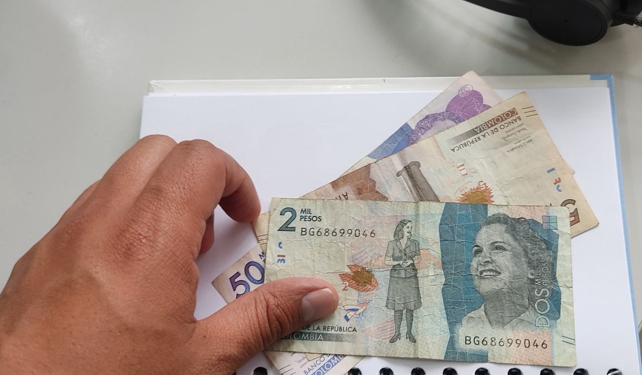 ¿ POR QUÉ SUBIR EL SALARIO MÍNIMO Y NO LA UPC?