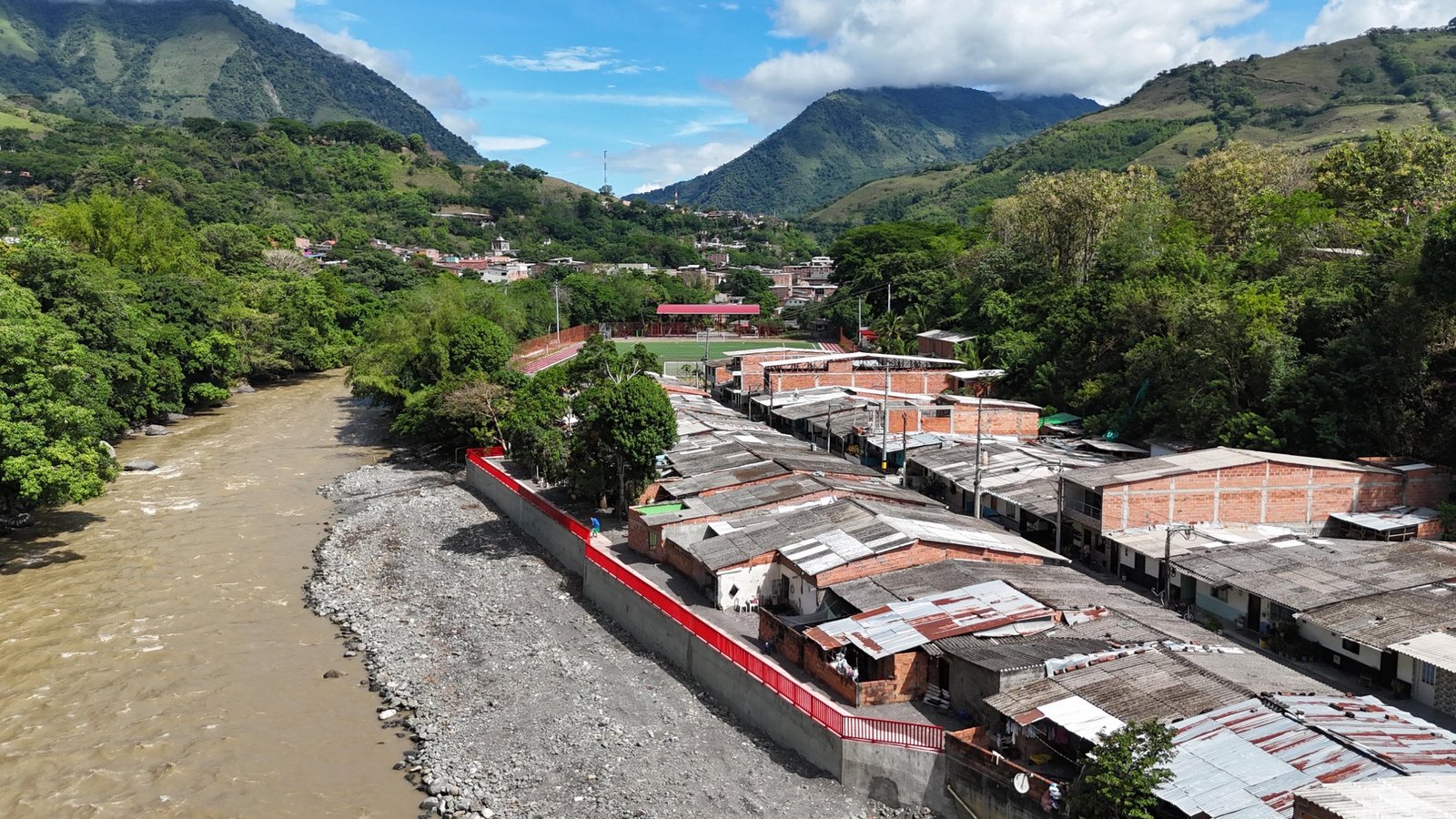 NUEVA INTERVENCIÓN EN DABEIBA BUSCA PROTEGER A FAMILIAS DE LAS CRECIENTES DEL RÍO SUCIO