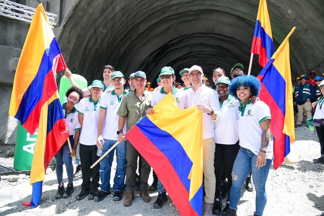 ANTIOQUIA CELEBRA UN NUEVO AVANCE EN LA CONSTRUCCIÓN DE LA VÍA AL MAR GONZALO MEJÍA